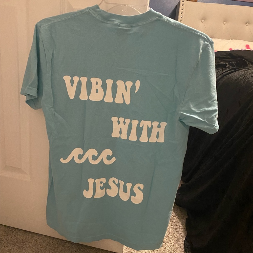 VIBIN’ WITH JESUS TEE